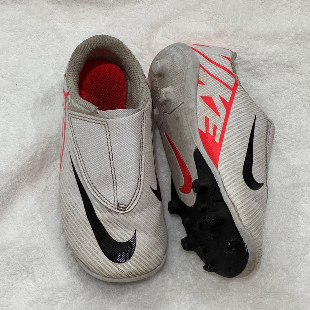 Nike Cream and White Sneakers cleats toddler 10